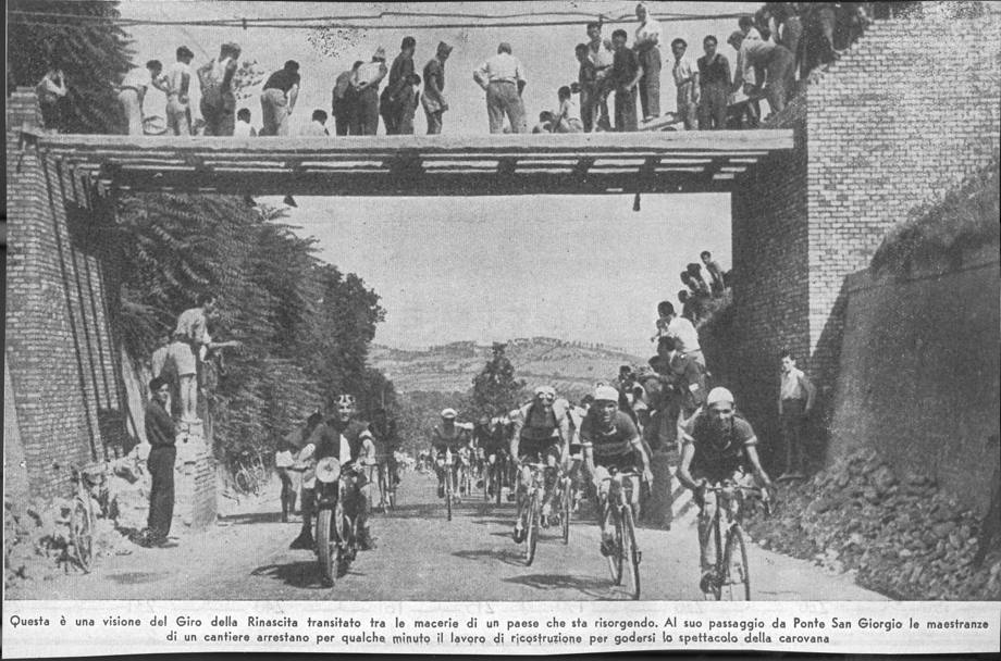 Giro d&#39;Italia 1946, passaggio dei corridori da Porto San Giorgio dove le maestranze di un cantiere assistono alla corsa 